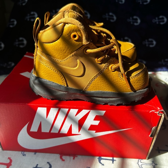 Nike Manola wheat boot boy Sz 7c Excellent Condition With Box - Picture 2 of 5